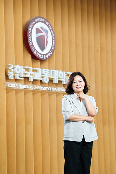 김경미 교무과장(직원회장 겸직)